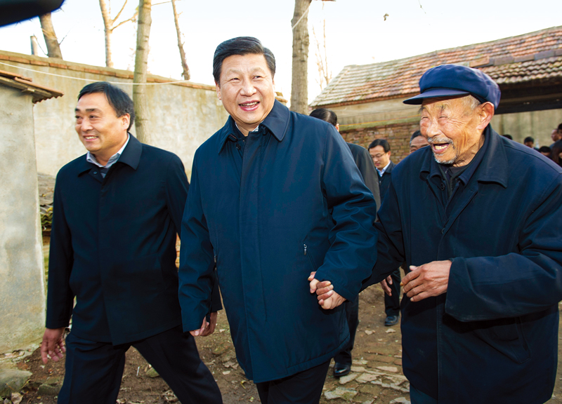 　2013年11月24日至28日，中共中央總書記、國家主席、中央軍委主席習(xí)近平在山東考察。 這是25日下午，習(xí)近平在地處沂蒙老區(qū)的臨沭縣曹莊鎮(zhèn)朱村親切地拉著83歲的“老支前”王克昌的手去他家看望。 新華社記者 謝環(huán)馳/攝