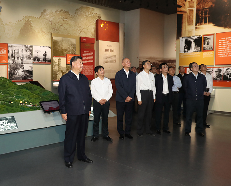 9月12日，中共中央總書記、國家主席、中央軍委主席習(xí)近平視察中共中央北京香山革命紀(jì)念地。這是習(xí)近平在香山革命紀(jì)念館參觀《為新中國奠基》主題展覽。